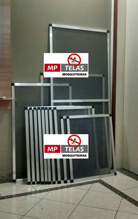 Telas mosquiteiras de tamanhos variados encostadas em um canto