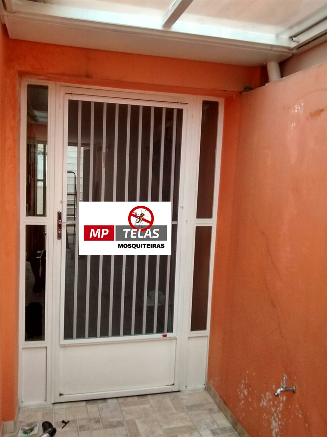 Porta com tela mosquiteira instalada