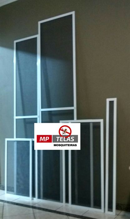 Telas mosquiteiras com moldura branca em diferentes alturas